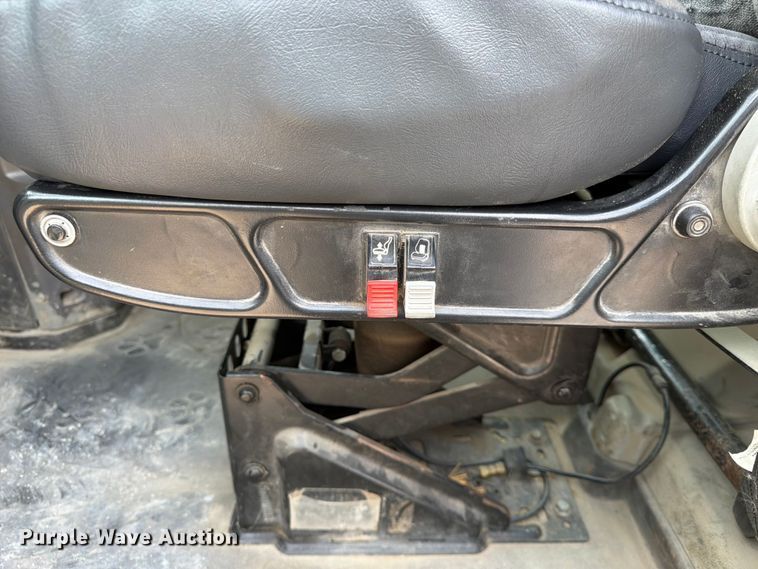 image for item FK3526 2009 Mack CXU613 semi truck