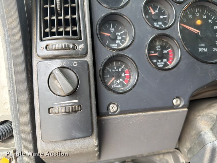 image for item FK3526 2009 Mack CXU613 semi truck