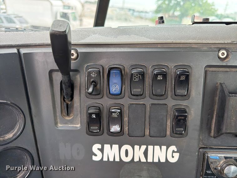 image for item FK3526 2009 Mack CXU613 semi truck