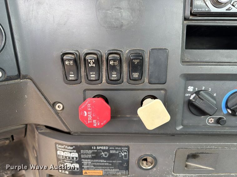 image for item FK3526 2009 Mack CXU613 semi truck