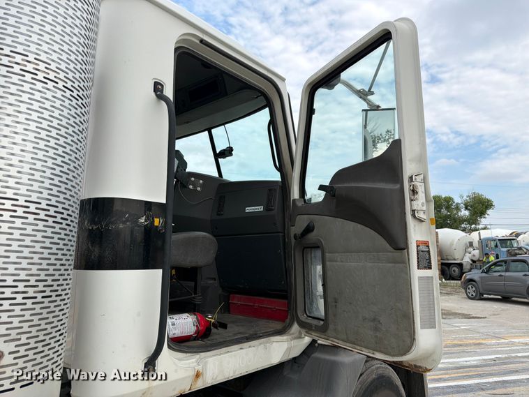 image for item FK3526 2009 Mack CXU613 semi truck