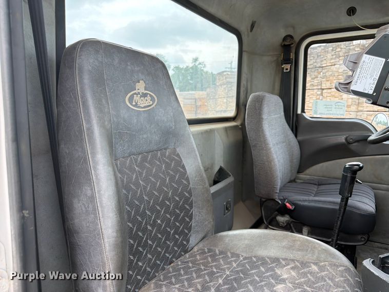 image for item FK3526 2009 Mack CXU613 semi truck