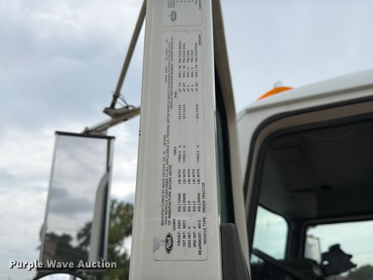 image for item FK3526 2009 Mack CXU613 semi truck