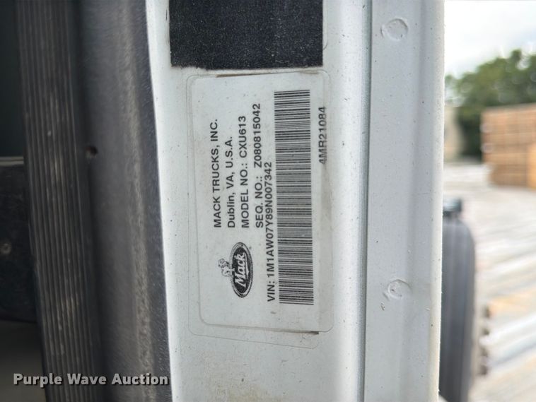image for item FK3526 2009 Mack CXU613 semi truck