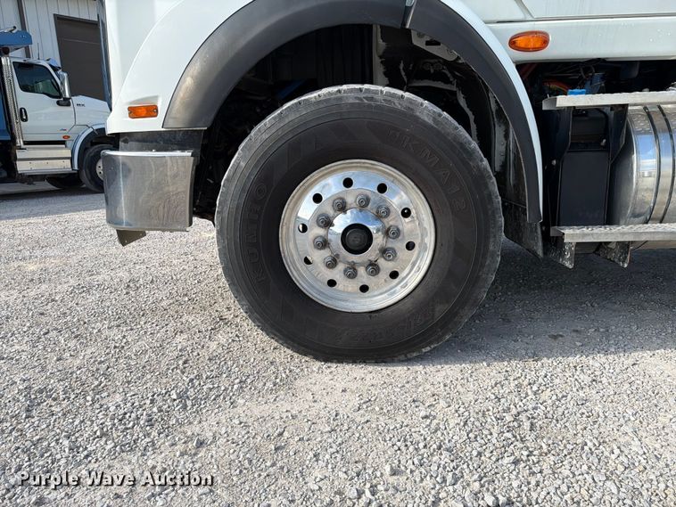 image for item FK4052 2022 International HX620 dump truck