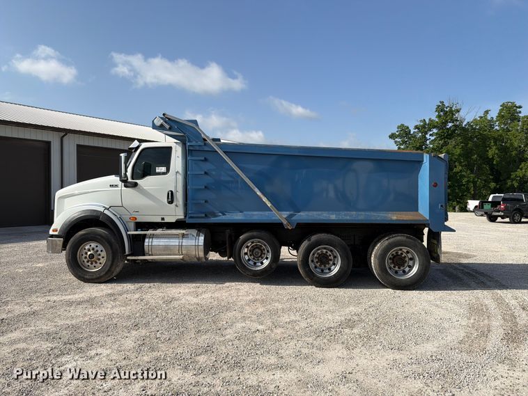 image for item FK4053 2022 International HX620 dump truck