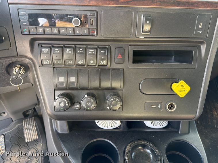 image for item FK4053 2022 International HX620 dump truck