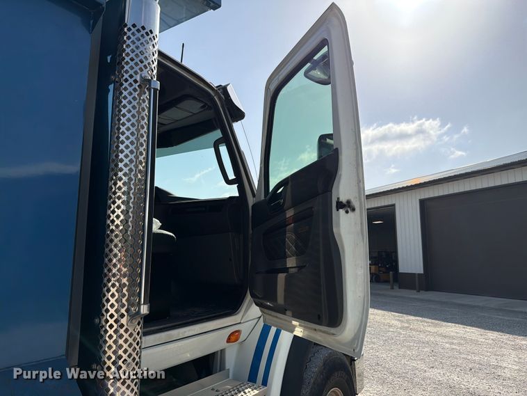 image for item FK4053 2022 International HX620 dump truck