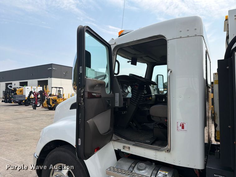 image for item FK4095 2017 Kenworth T370 utility / service truck