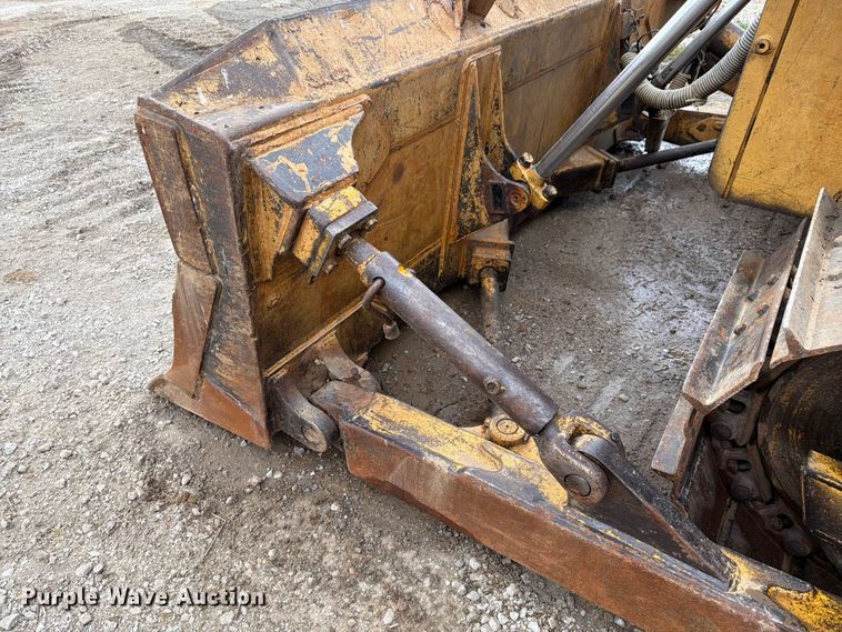 image for item FK4101 1992 John Deere 750B dozer