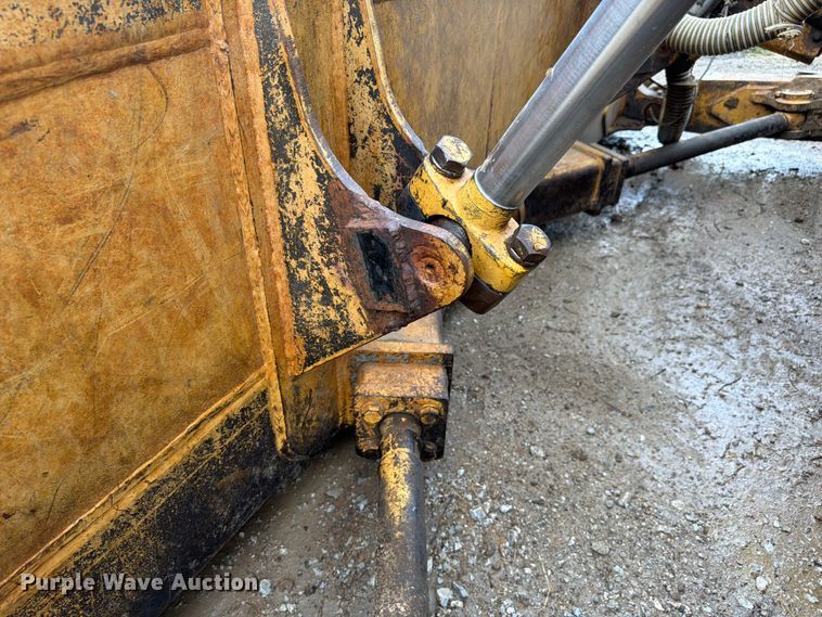 image for item FK4101 1992 John Deere 750B dozer