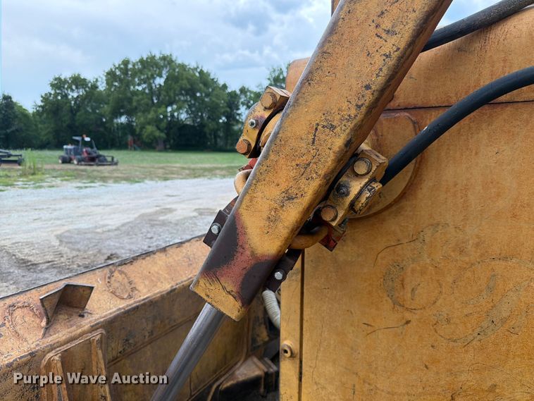 image for item FK4101 1992 John Deere 750B dozer