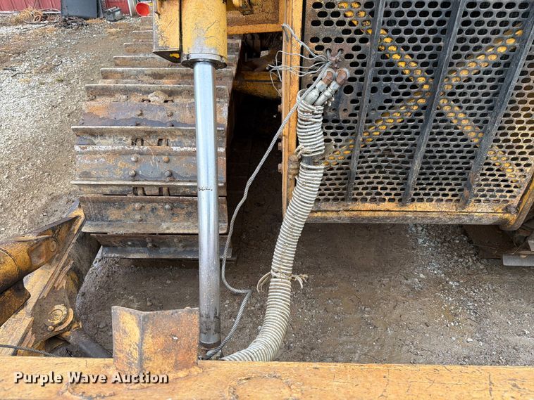 image for item FK4101 1992 John Deere 750B dozer