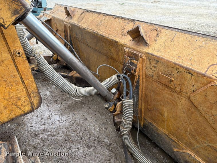 image for item FK4101 1992 John Deere 750B dozer