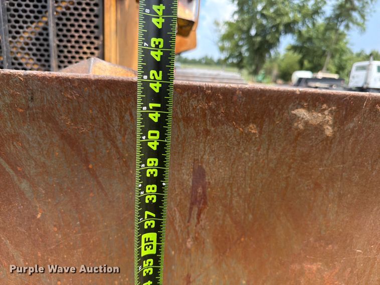image for item FK4101 1992 John Deere 750B dozer