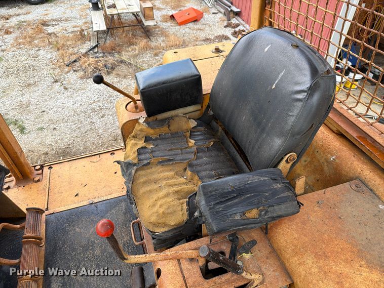 image for item FK4101 1992 John Deere 750B dozer