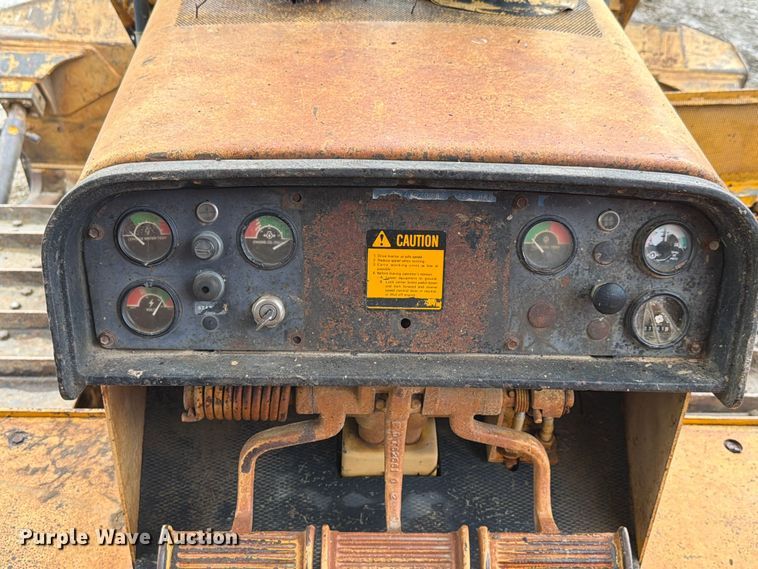 image for item FK4101 1992 John Deere 750B dozer