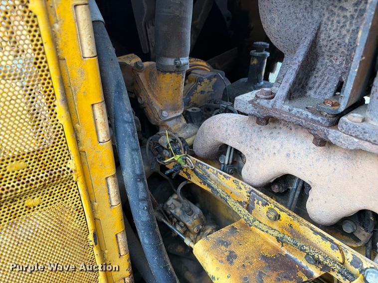 image for item FK4101 1992 John Deere 750B dozer
