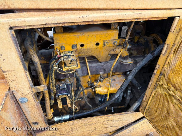 image for item FK4101 1992 John Deere 750B dozer