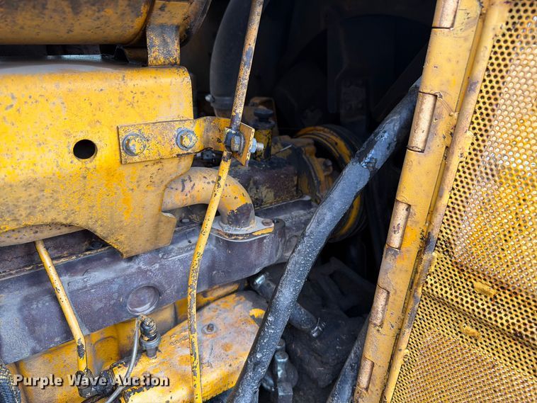 image for item FK4101 1992 John Deere 750B dozer