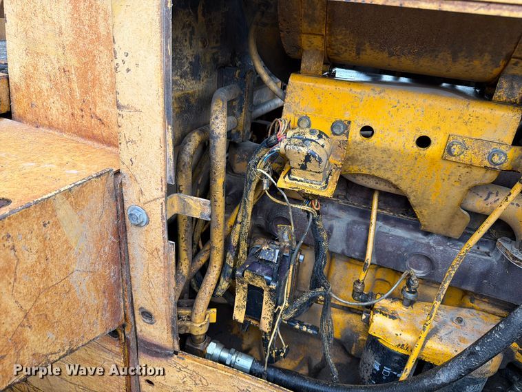 image for item FK4101 1992 John Deere 750B dozer