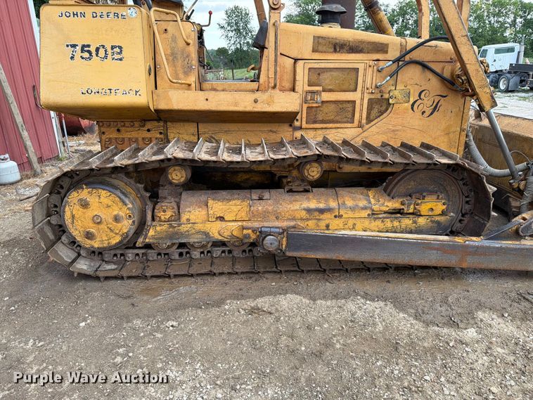 image for item FK4101 1992 John Deere 750B dozer