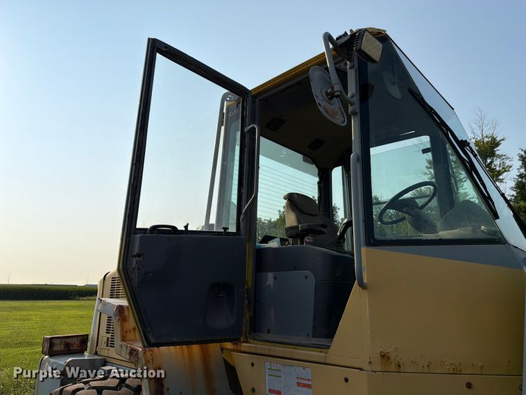 image for item FK4112 2005 Komatsu WA250-5 wheel loader
