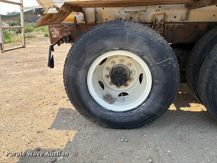 image for item FK4554 1971 International CO F1950 A tank truck