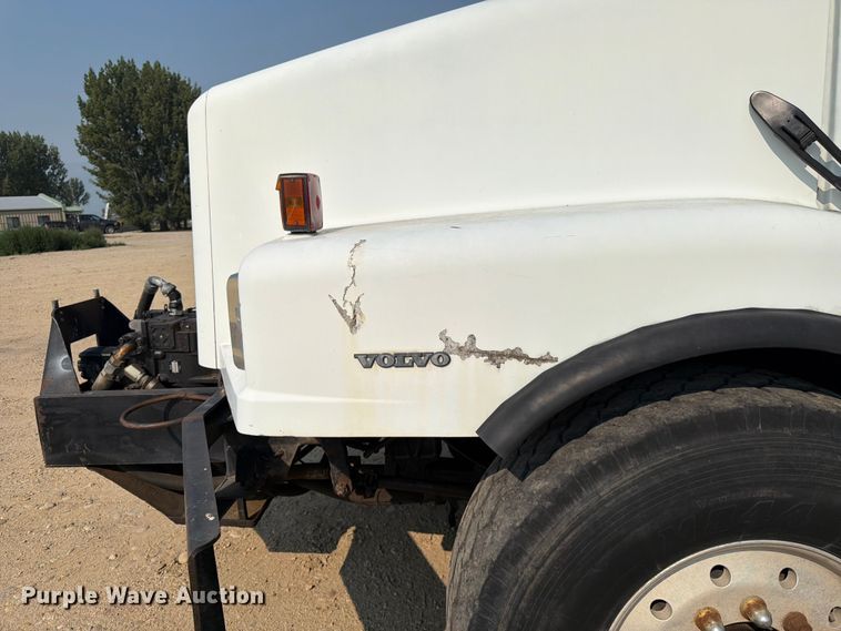 image for item FK4556 1999 Volvo WG vacuum truck