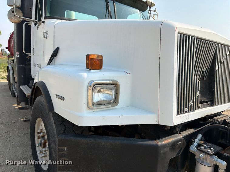 image for item FK4556 1999 Volvo WG vacuum truck