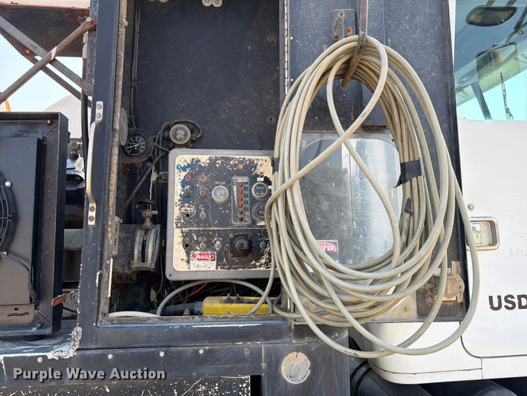 image for item FK4556 1999 Volvo WG vacuum truck