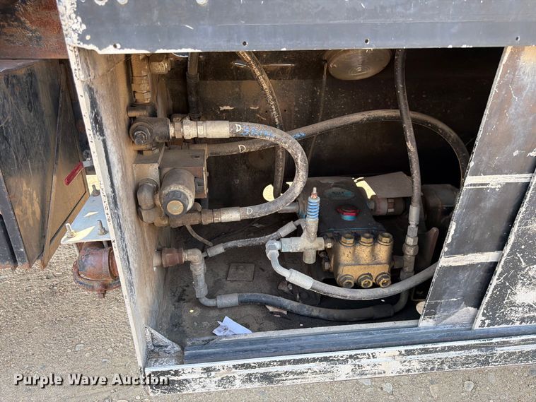 image for item FK4556 1999 Volvo WG vacuum truck