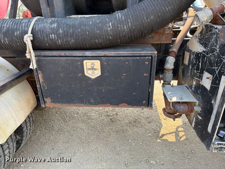 image for item FK4556 1999 Volvo WG vacuum truck