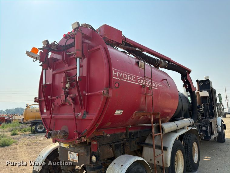 image for item FK4556 1999 Volvo WG vacuum truck
