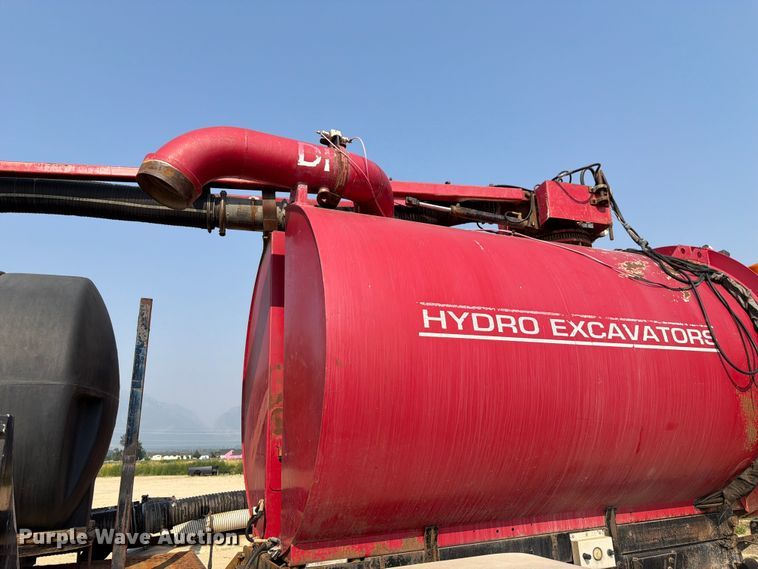 image for item FK4556 1999 Volvo WG vacuum truck