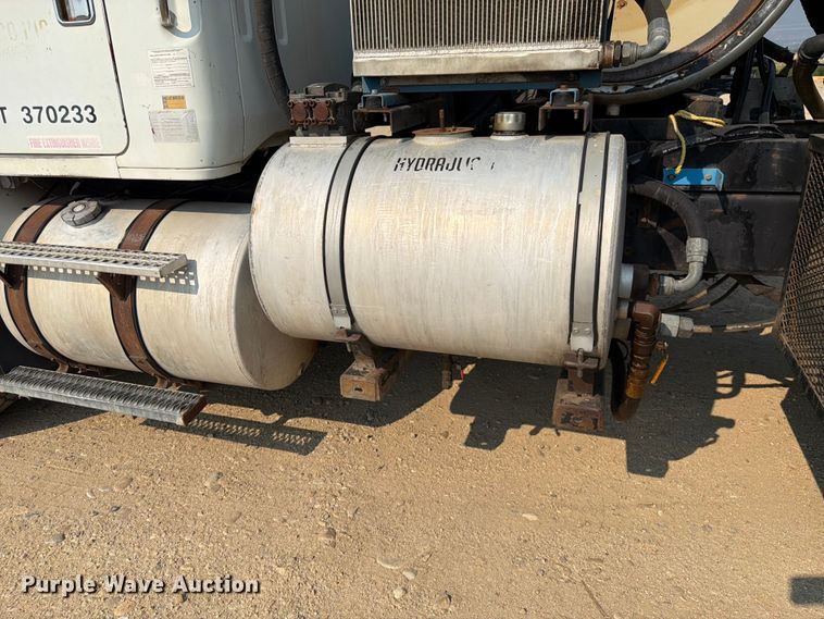 image for item FK4556 1999 Volvo WG vacuum truck