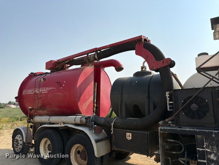 image for item FK4556 1999 Volvo WG vacuum truck