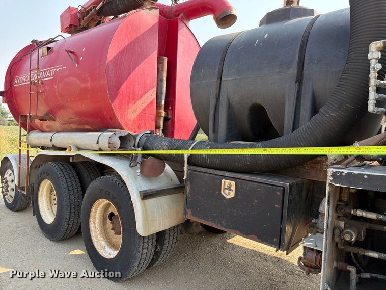 image for item FK4556 1999 Volvo WG vacuum truck