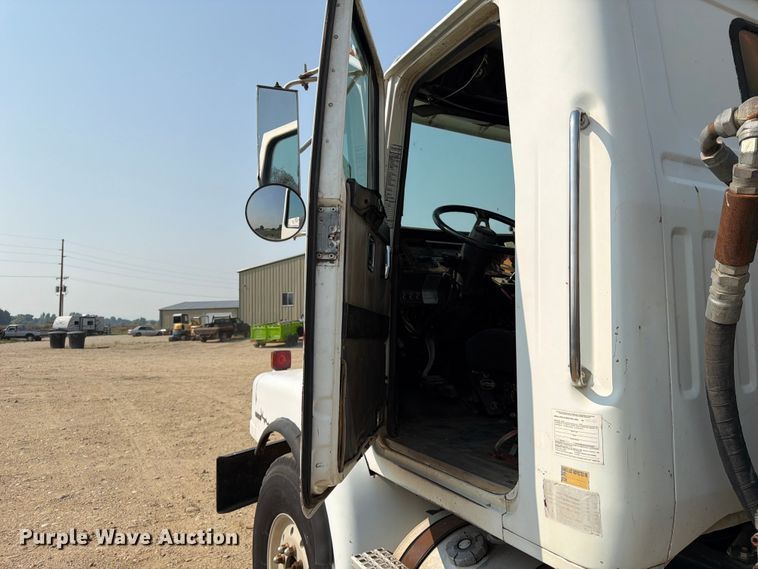 image for item FK4556 1999 Volvo WG vacuum truck