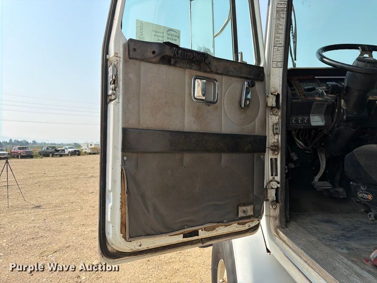 image for item FK4556 1999 Volvo WG vacuum truck