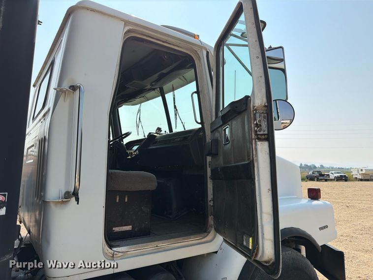 image for item FK4556 1999 Volvo WG vacuum truck
