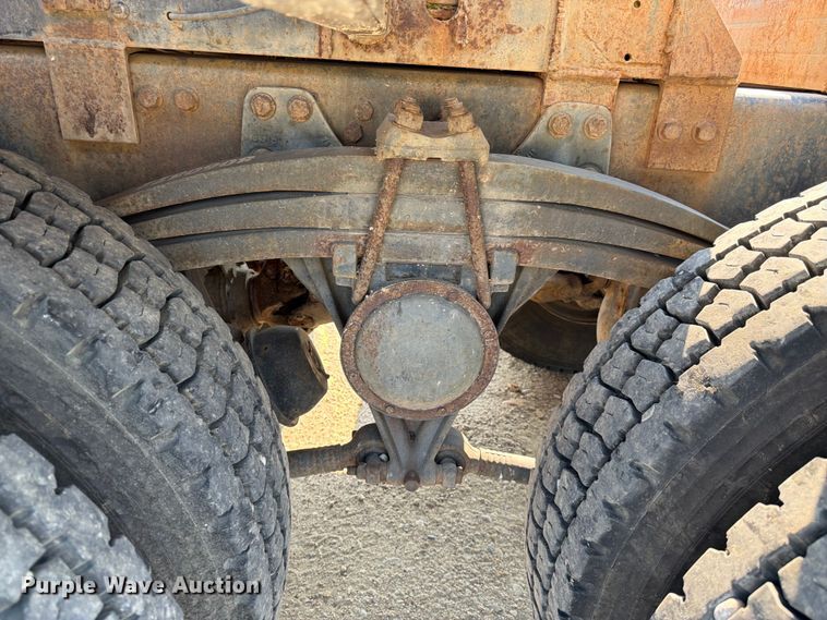 image for item FK4556 1999 Volvo WG vacuum truck
