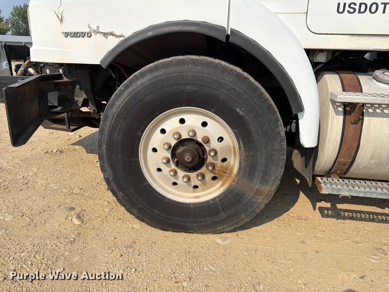 image for item FK4556 1999 Volvo WG vacuum truck