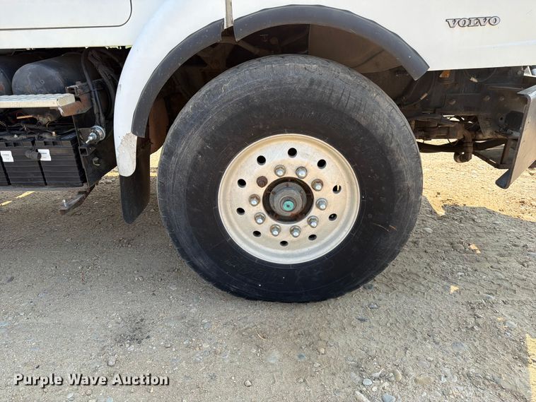 image for item FK4556 1999 Volvo WG vacuum truck