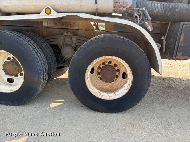 image for item FK4556 1999 Volvo WG vacuum truck
