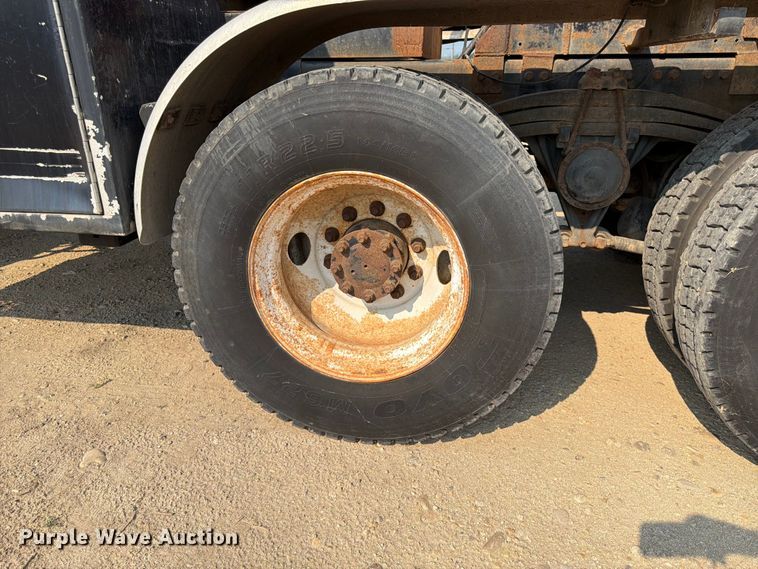 image for item FK4556 1999 Volvo WG vacuum truck