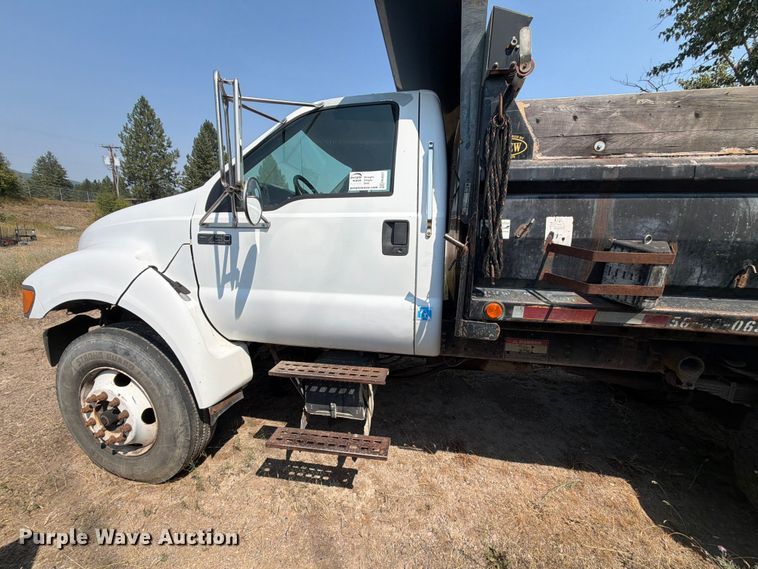 image for item FK4557 2000 Ford F750 Super Duty dump truck