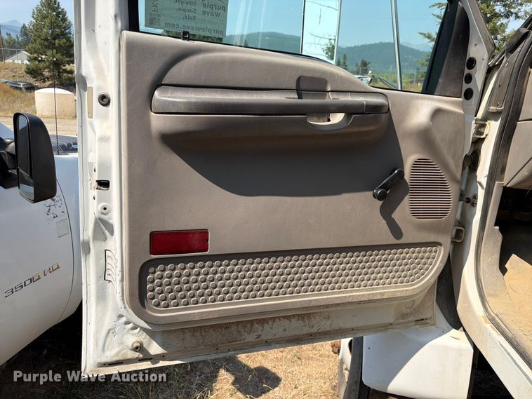 image for item FK4557 2000 Ford F750 Super Duty dump truck