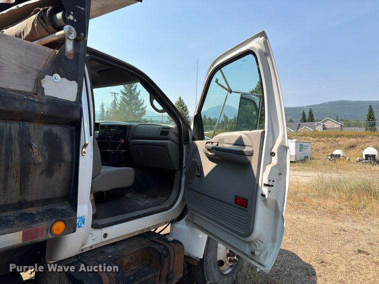 image for item FK4557 2000 Ford F750 Super Duty dump truck