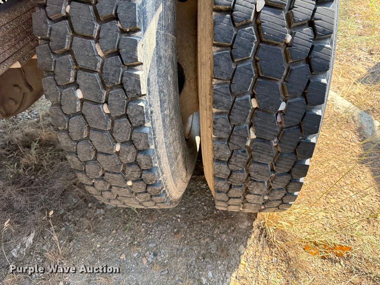 image for item FK4557 2000 Ford F750 Super Duty dump truck